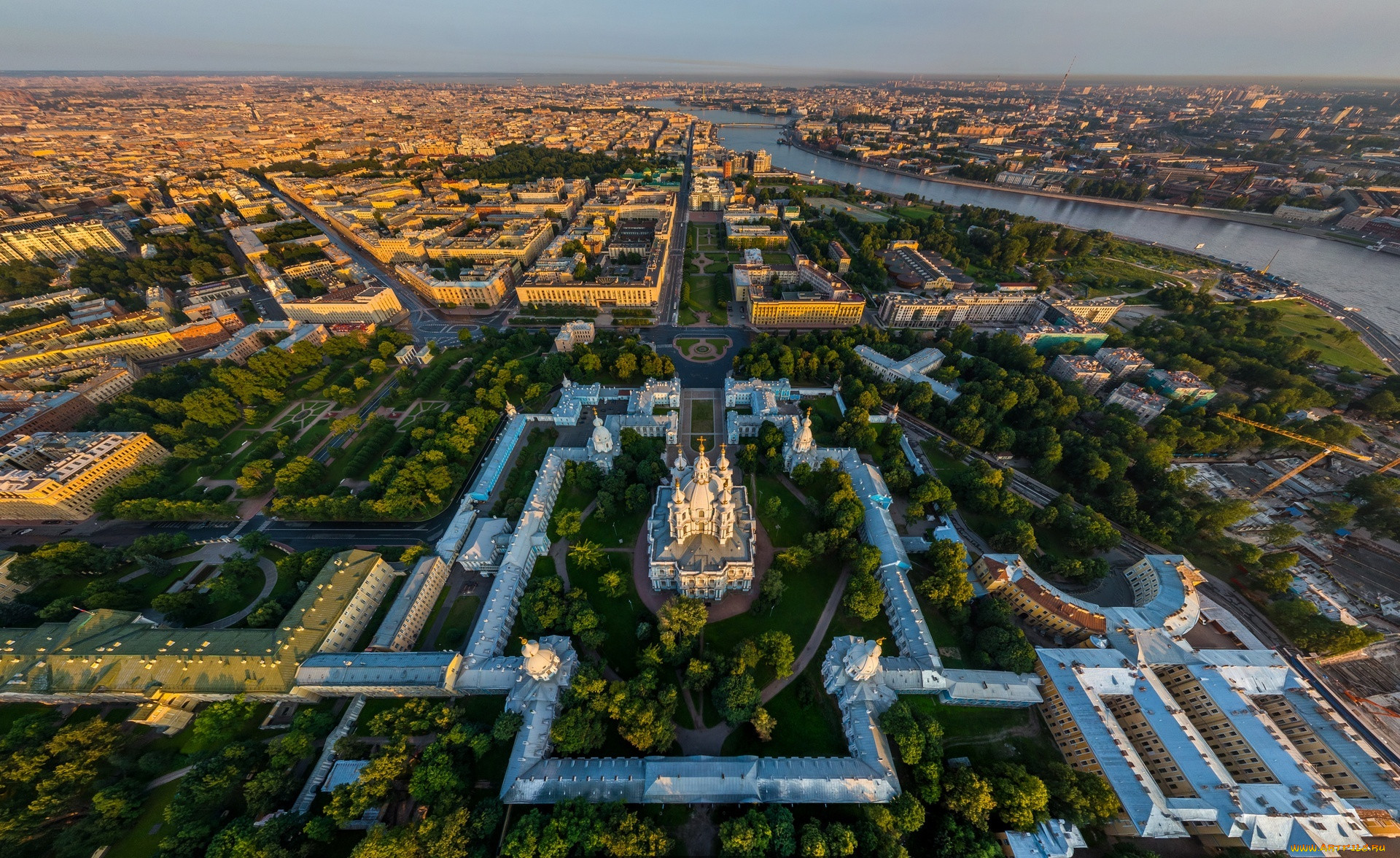 Высота Смольного собора в Санкт-Петербурге